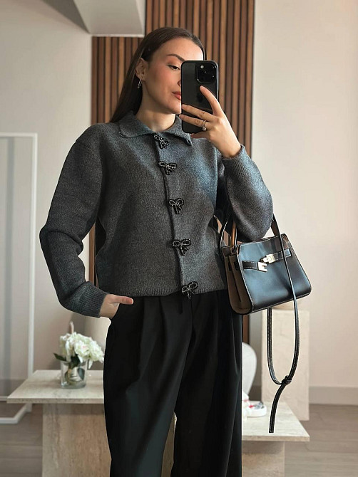 Жіночий укорочений кардиган із декоративними застібками у формі бантиків машинне в'язання Графіт Одеса - фото 1