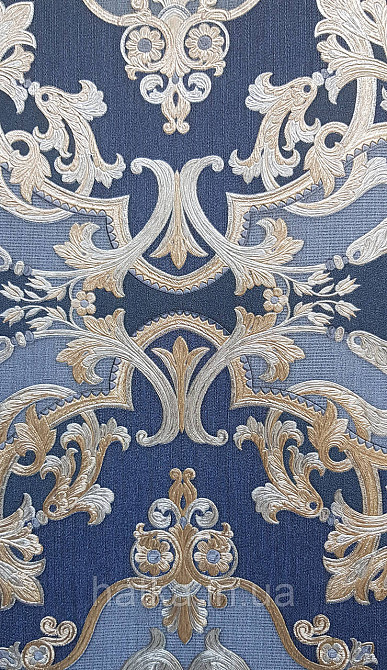 Шпалери вінілові на флізеліні AdaWall Seyyah 1.06х10 вензелю квіти фігури структурне золото срібло на синьому Київ - фото 2