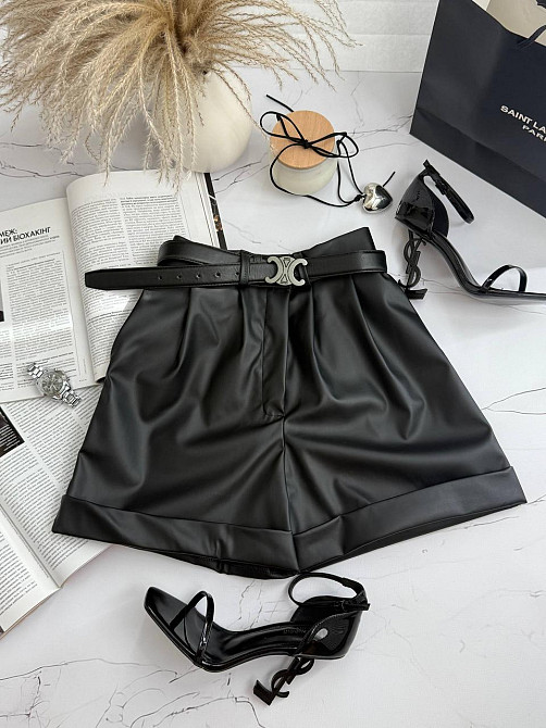 Женские базовые короткие шорты из экокожи Черный, 46/48 Одесса - изображение 4