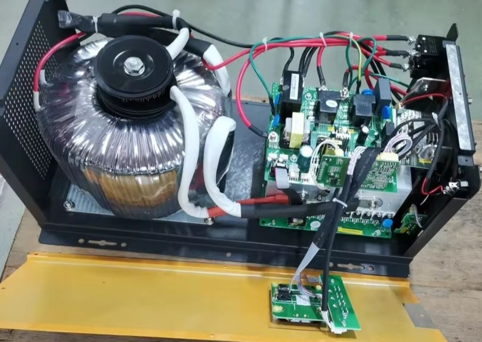 Низкочастотный надежный инвертор 2000Вт/24В, зарядка 35А. Харьков - изображение 2