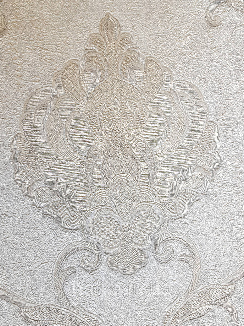 Шпалери вінілові на флізеліні Grandeco Anastasia метрові вензелю завитки структурні сріблясті на білому Київ - фото 3