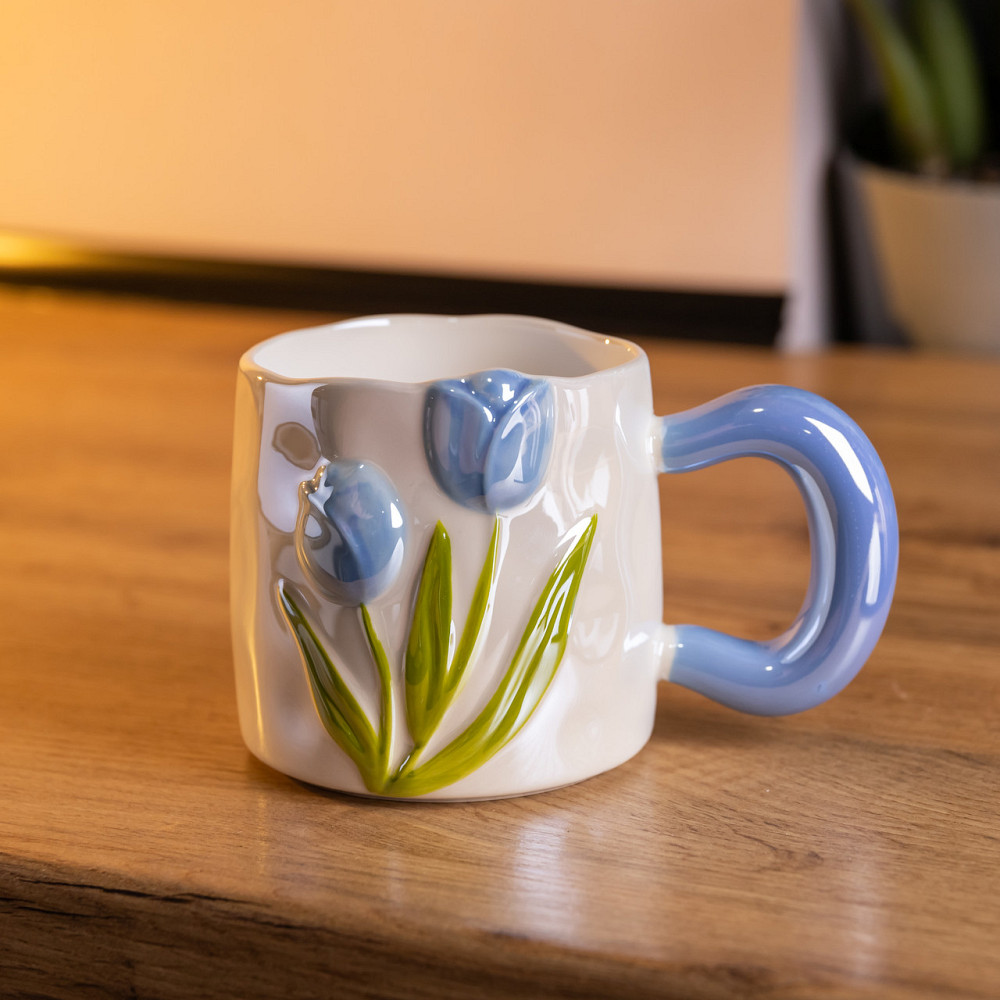 Yiwu Новорічна порцелянова чашка для чаю та кави "Ніжний Тюльпан" з 3D-декором 400 мл, святкова Коломыя - изображение 1