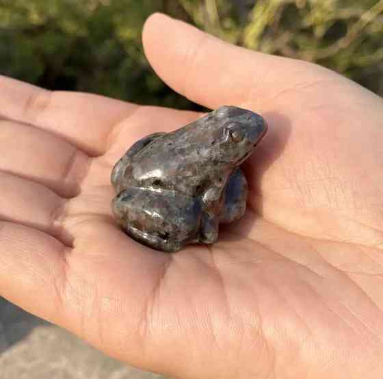 Лягушка из Юперлайта (Yooperlite) — мини фигурка 3.9×3.3 см, светится под УФ Киев