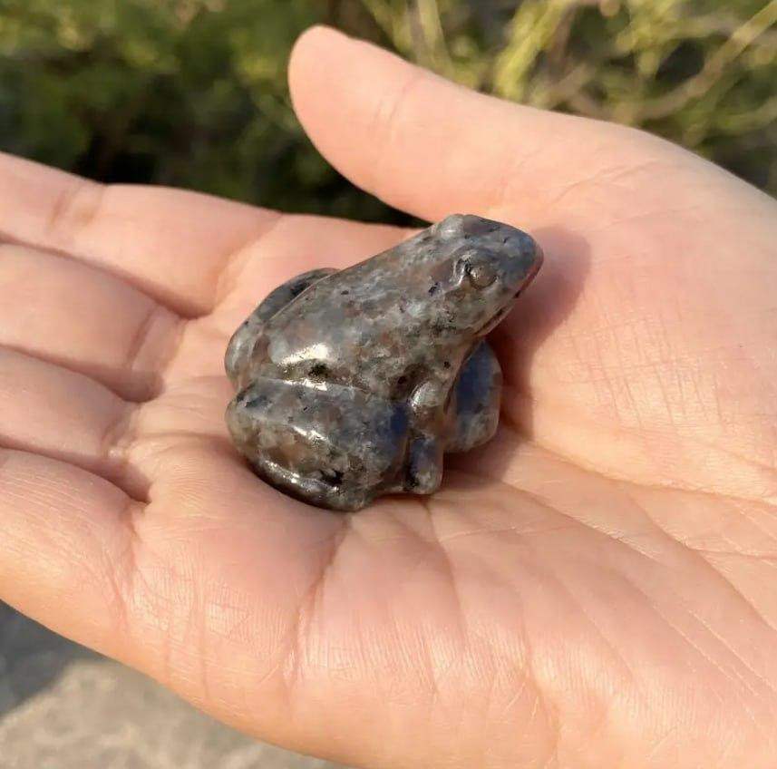 Лягушка из Юперлайта (Yooperlite) — мини фигурка 3.9×3.3 см, светится под УФ Киев - изображение 1