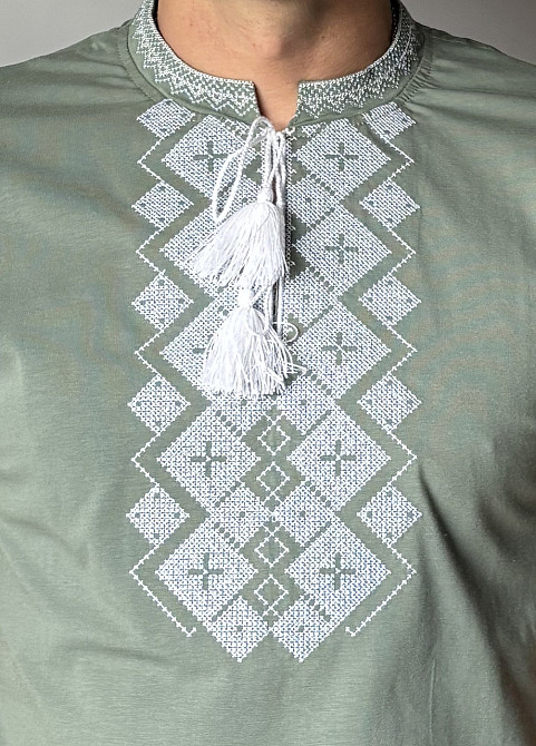 Мужская футболка вышиванка оливковая с большой белой вышивкой Киев - изображение 2