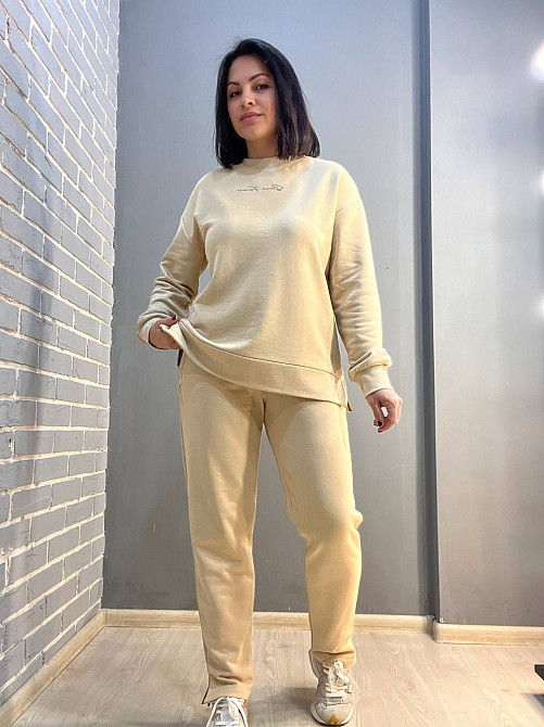 Костюм женский Joggy 8056-8057 брюки на резинке и свитшот с золотой надписью и разрезами по бокам бежевий, бежевый, L Киев - изображение 12
