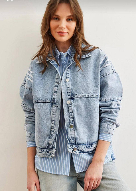 Женская джинсовая оверсайз куртка с лампасами 100% коттон Одесса - изображение 5