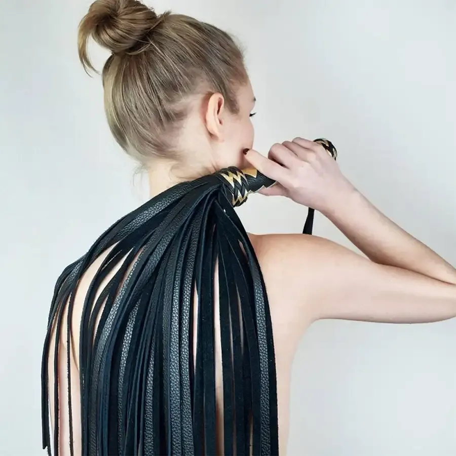 Чорний флогер класичний із золотою рукояттю, натуральна шкіра, 50 хвостів, по 50см, рукоятка 20см Львів - фото 4