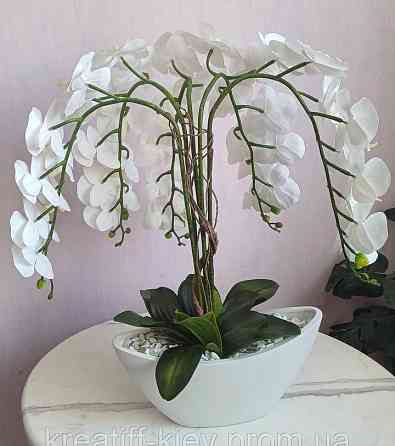 Штучна латексна орхідея преміум у білому керамічному кашпо на п'ять гілок біла Дніпро
