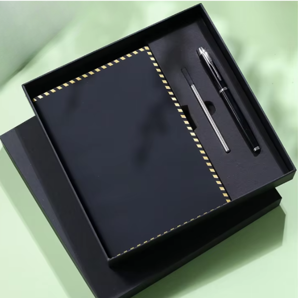 Блокнот А5 на 200 аркушів з ручкою скетчбук з еко-шкіри в подарунковій упаковці, набір 3в1, колір чорний Кам'янець-Подільський - фото 6