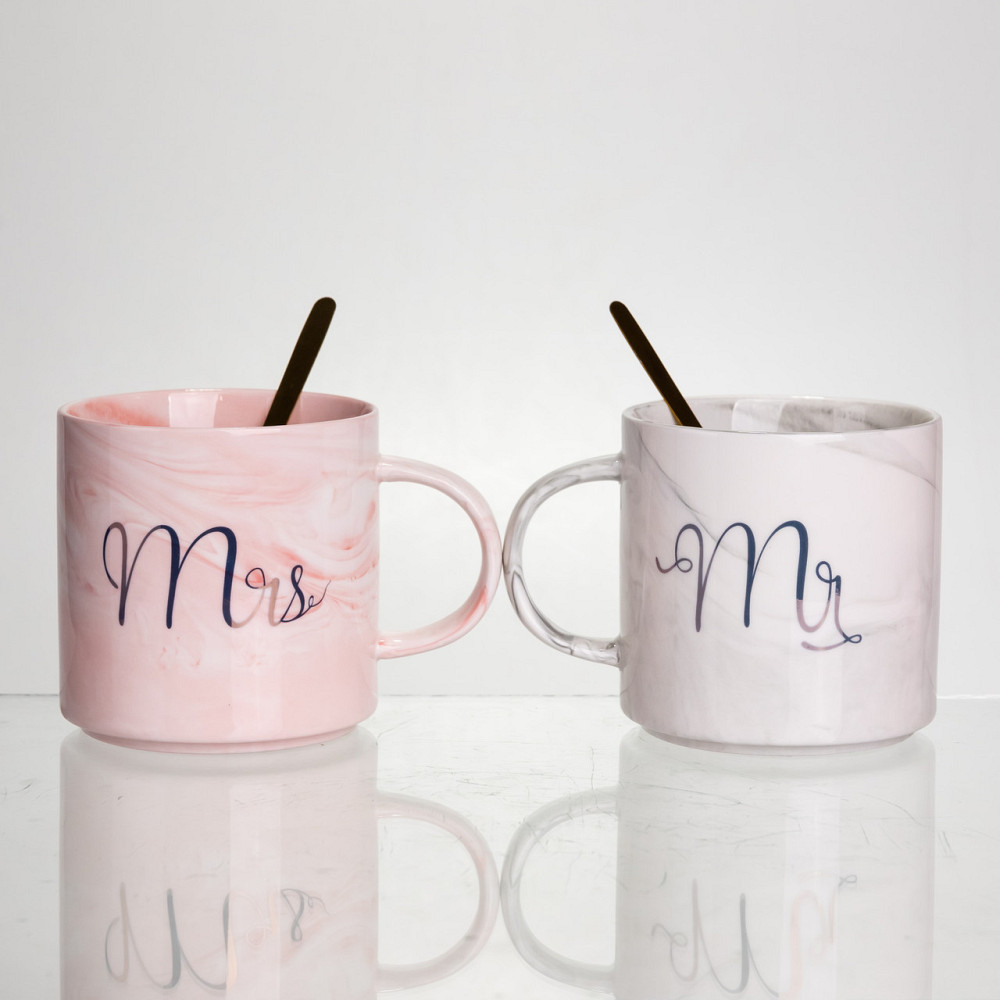 Yiwu Набір парних порцелянових чашок Mr&Mis 2 (шт) по 400 (мл) чашки на подарунок з ложкою FM-2 Коломия - фото 1