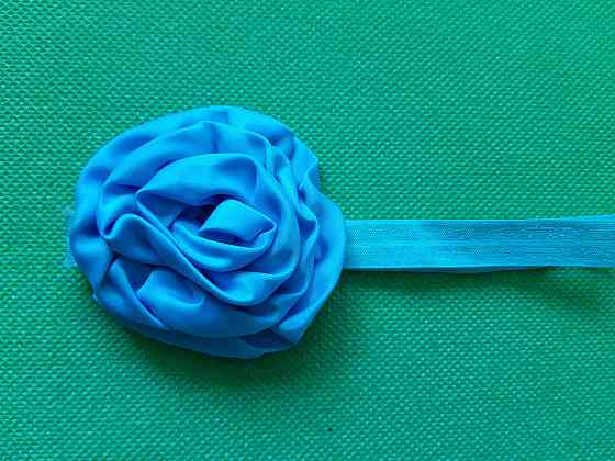 Пов'язка дитяча з трояндочкою блакитна квітка 8см, окружність 36-52см Київ