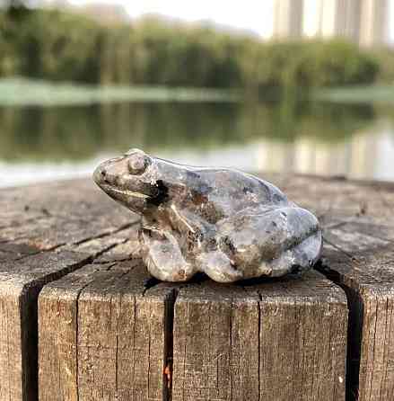 Лягушка из Юперлайта (Yooperlite) — мини фигурка 3.9×3.3 см, светится под УФ Киев