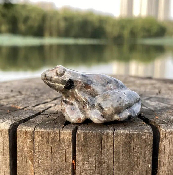 Лягушка из Юперлайта (Yooperlite) — мини фигурка 3.9×3.3 см, светится под УФ Киев - изображение 2