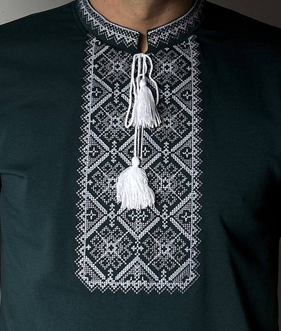 Мужская изумрудная футболка вышиванка с белым орнаментом Киев - изображение 2