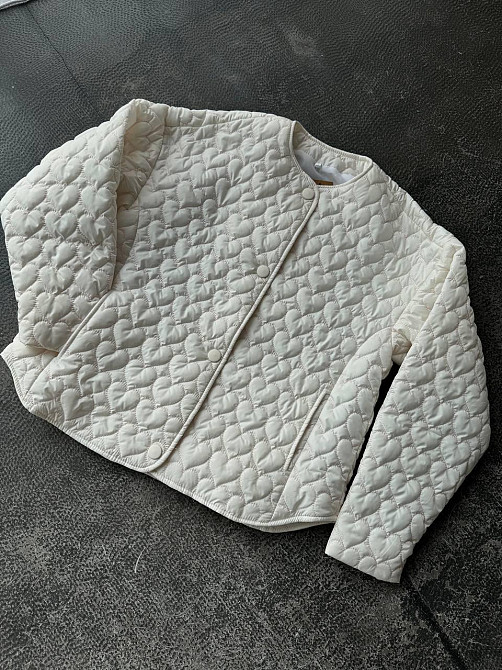 Женская повседневная куртка с сердечками на кнопках плащевка Лаке на силиконе Молочный Одесса - изображение 1