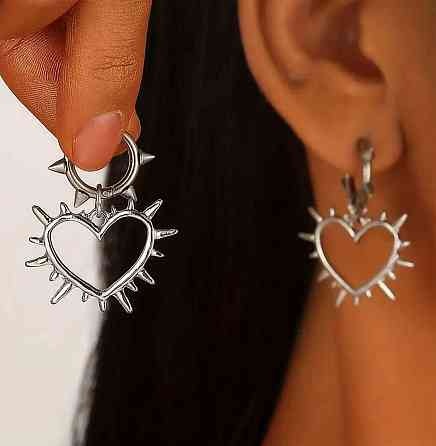 Сережки-кільця з підвіскою серце зі шипами — сріблястий колір Київ