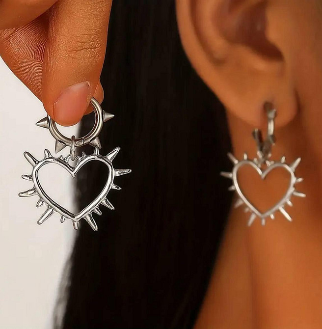 Сережки-кільця з підвіскою серце зі шипами — сріблястий колір Київ - фото 2