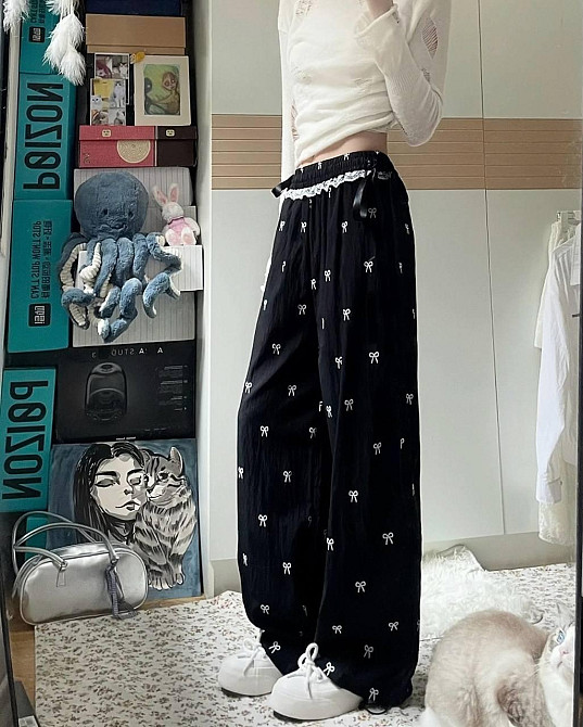 Женские стильные оверсайз брюки карго с бантиками отделаны кружевом плащевка Черный Одесса - изображение 2