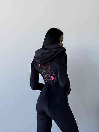 Женский облегающий комбинезон с вышивкой и камушками на спинке турецкий велюр Черный, 42/44 Одесса