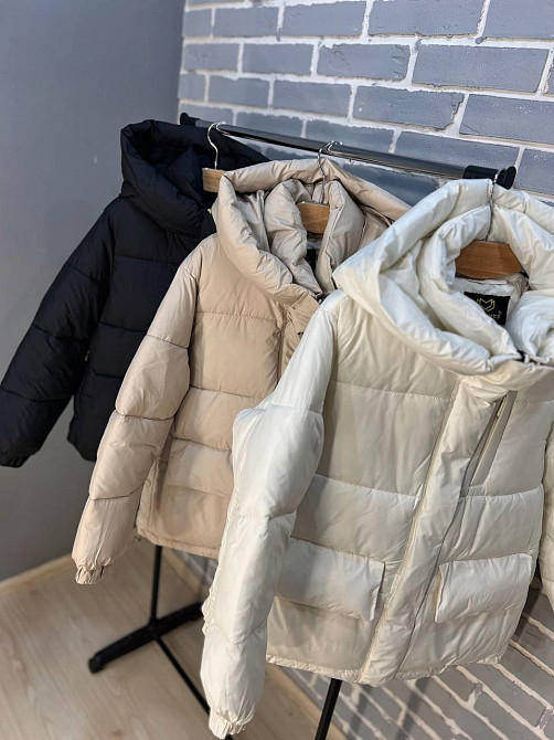 Куртка жіноча Lady Yep 9013 пуффер подовжена накладені кишені з капюшоном бежева, бежевий, 46 Київ - фото 9