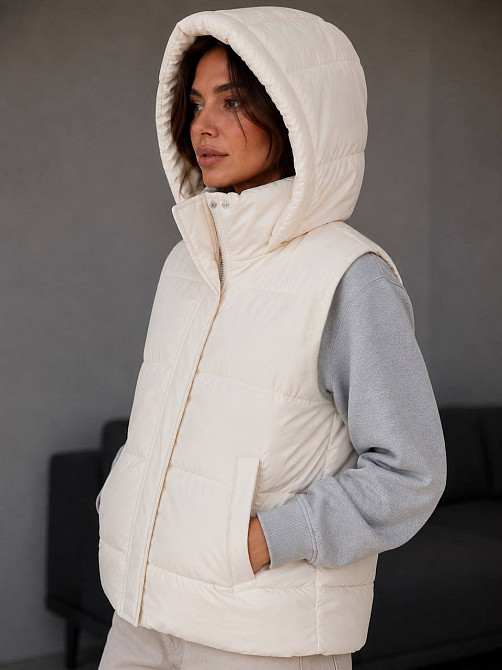 Женская жилетка Lady Yep 7015-2 с капюшоном средняя длина молочная, молочний, 42 Киев - изображение 3