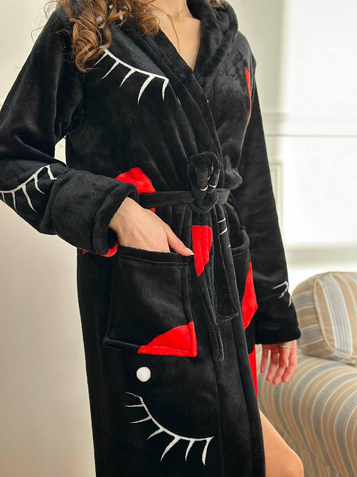 Жіночий довгий махровий халат з капюшоном плюшевий на запах з кишенями з поясом домашній чорний з принтом Одеса - фото 5