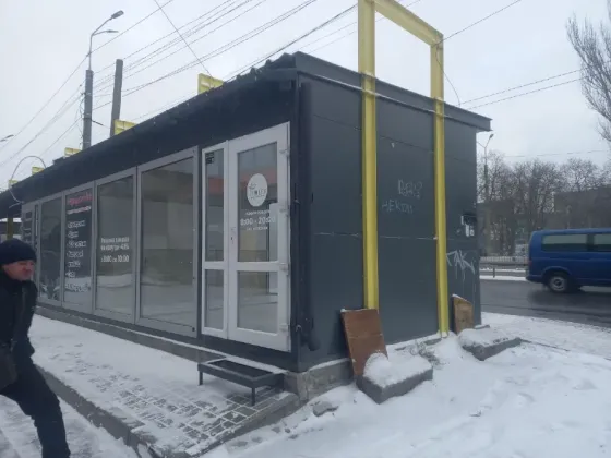 Зупинка на Гагаріна 40 (біля Атб, через дорогу Нео-Плаза). Гарний автомобільний і пішохідний трафік Дніпро