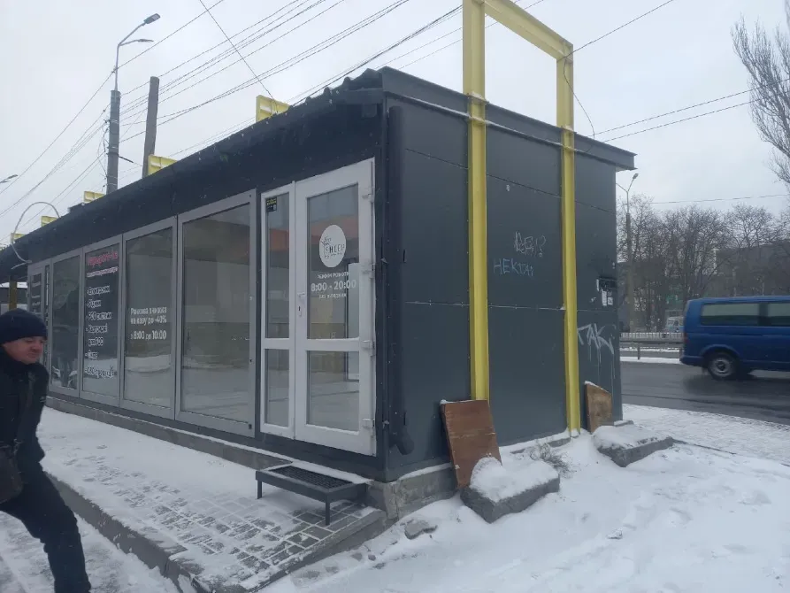 Зупинка на Гагаріна 40 (біля Атб, через дорогу Нео-Плаза). Гарний автомобільний і пішохідний трафік Дніпро - фото 3