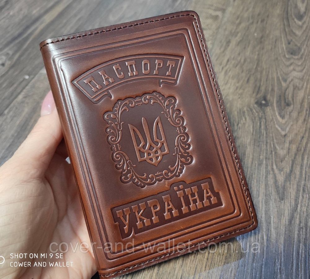 Шкіряна обкладинка на паспорт із тисненням герб України бордового кольору Київ - фото 6