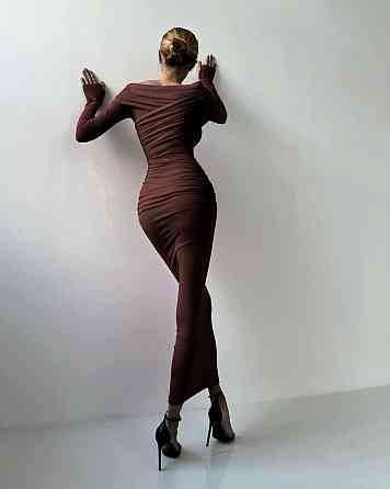 Женское силуэтное платье трансформер с открытыми плечами трикотаж Шоколад Одесса