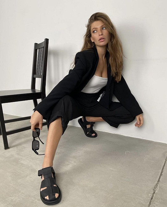 RONE Босоніжки жіночі чорні літні шкіряні RONE 132 із закритим носком / Модні босоніжки р. 36-4 Коломыя - изображение 1