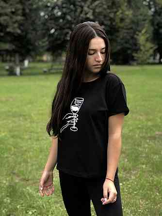 Женская футболка с бокалом 