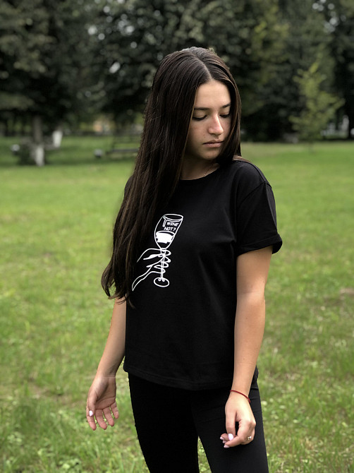 Женская футболка с бокалом 