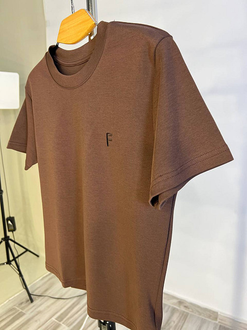 Футболка жіноча A-N 25197 вишивка літера F однотонна базова середня довжина one size, коричневий, one size Київ - фото 13