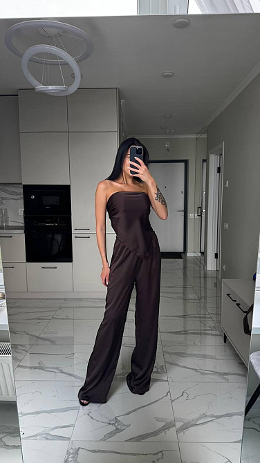 Женский трендовый легкий костюм двойка: топ-бандо и широкие брюки дабл шелк Шоколад Одесса - изображение 4