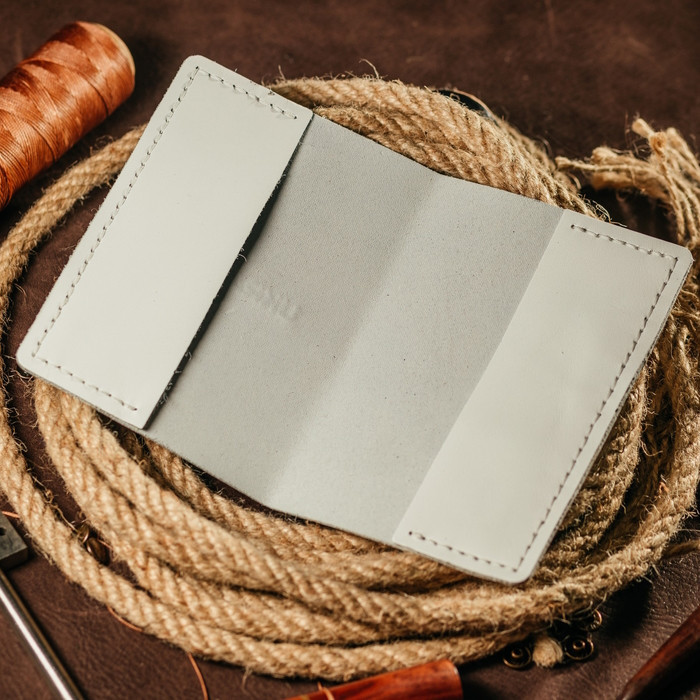 Паспортниця Біла з тисненням Тризуб шкіряна, обкладинка на паспорт, стильний практичний чохол зі шкіриMasterSem Київ - фото 3