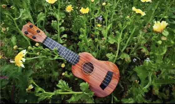 Гітара дитяча іграшка, укулеле для дітей - довжина 35 см, пластик, в комплект входит медиатор Київ