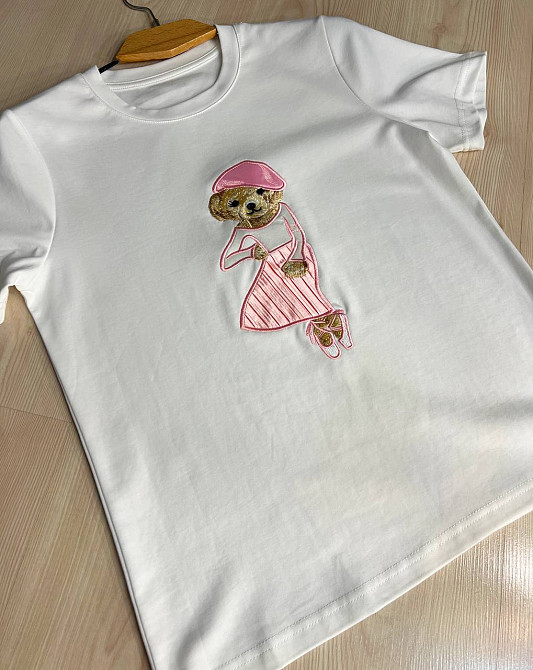 Футболка жіноча A-N 26009 нашивка ведмедик балерина попереду однотонна середня довжина базова one size, білий, one size Київ - фото 7