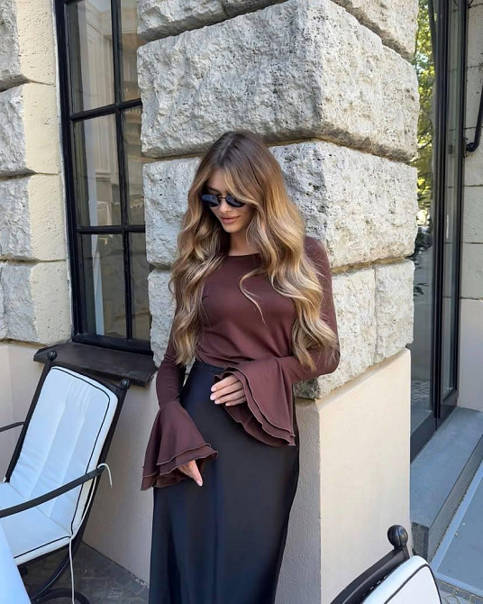 Женский лонгслив с акцентными воланами на рукавах плотная вискоза Шоколад Одесса - изображение 1