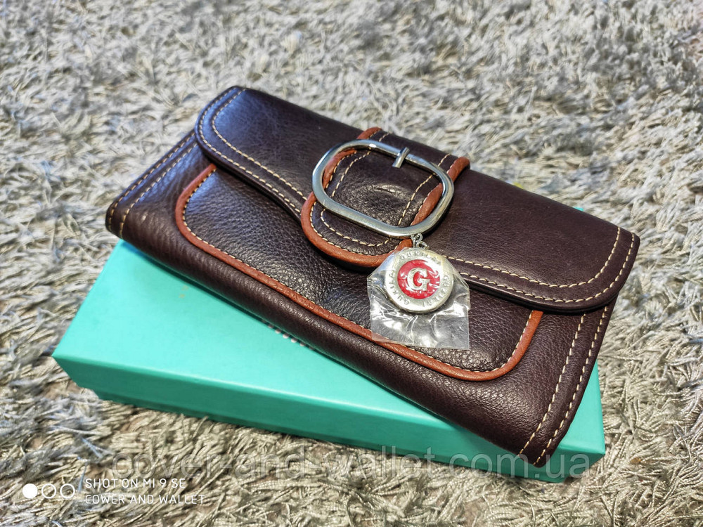 Коричневий жіночий гаманець із натуральної шкіри з хлястиком на кнопці Guxilai Київ - фото 1