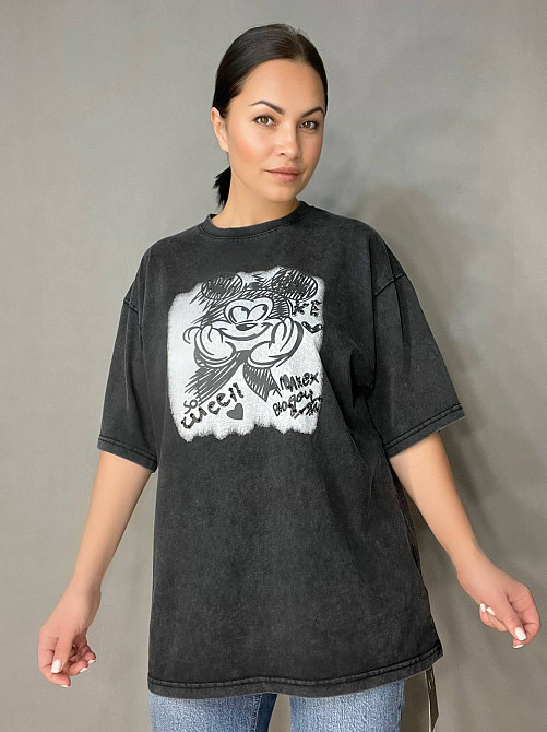 Футболка жіноча A-N 25008 оверсайз подовжена варена тай дай принт Міккі маус попереду з камінчиками one size, чорний, one size Київ - фото 3