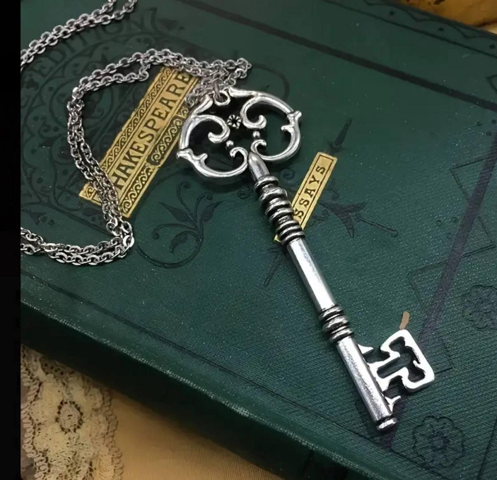 Вінтажна підвіска-ключ на ланцюжку – декоративний кулон у старовинному стилі Київ - фото 1