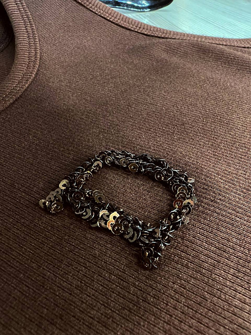 Майка жіноча A-N 27035 у рубчик з вишивкою літери D пайєтками, коричневий, one size Київ - фото 3