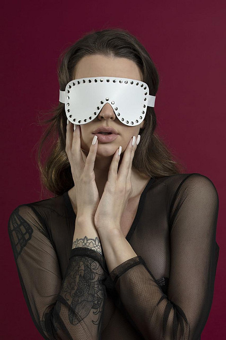Маска на очі з заклепками Feral Feelings - Blindfold Mask, натуральна шкіра, біла Sex Aura Київ - фото 1