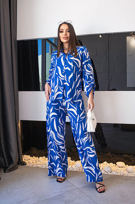 Свободный костюм с вырезом на спине 