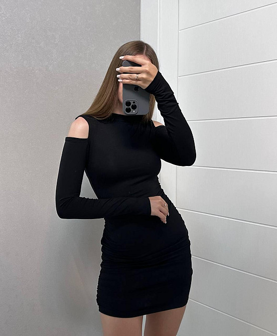 Жіноча стильна романтична міні-сукня з вирізом на плечиках з віскози Одеса - фото 1