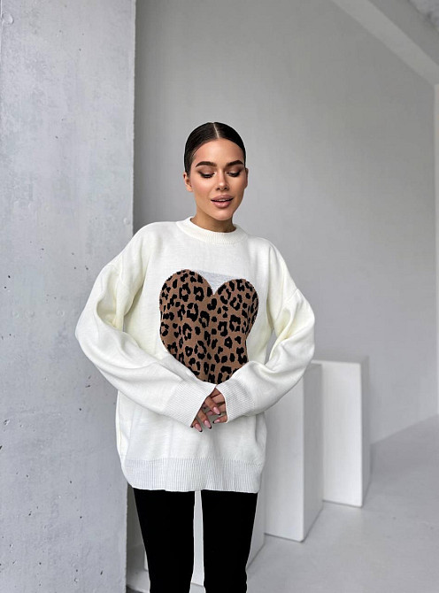 Женский стильный свитер оверсайз с леопардовым сердечком Одесса - изображение 2