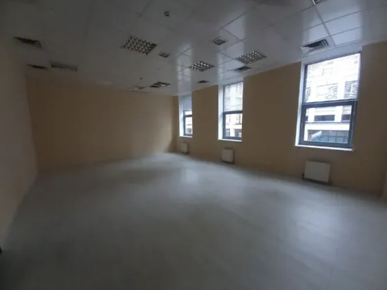 Офіс з гарним ремонтом, 4 поверх Самий центр міста (вул Шевченка) Зручне планування, просторі кімнати (див. план), свій туалет і комірки Можливість до Дніпро