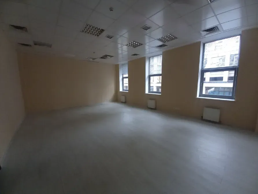 Офіс з гарним ремонтом, 4 поверх Самий центр міста (вул Шевченка) Зручне планування, просторі кімнати (див. план), свій туалет і комірки Можливість до Дніпро - фото 1